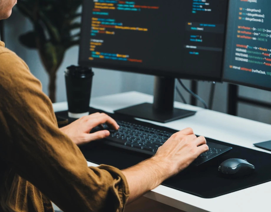 Desarrollador de software sentado en frente del computador